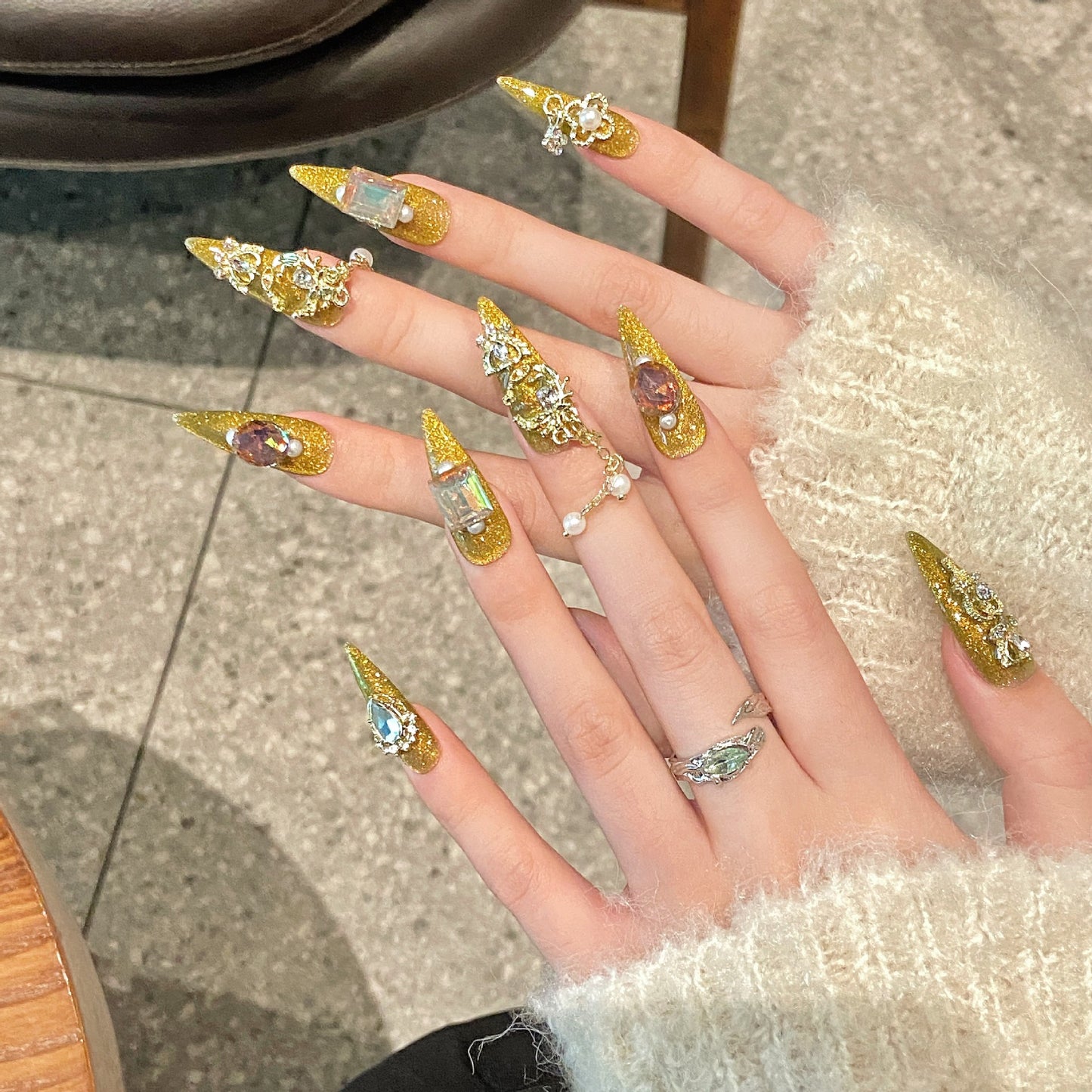 B2 Luxury Gold Color Stiletto Shaped Press on Nails for Women