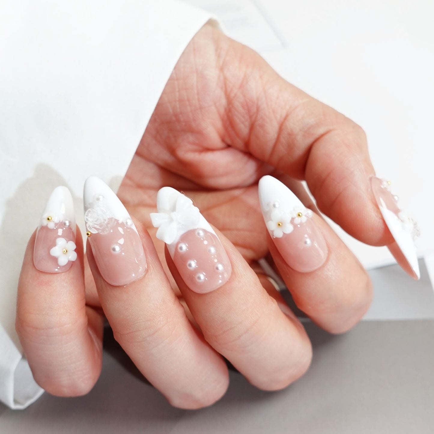 C33 White flowers almond shape press on nails